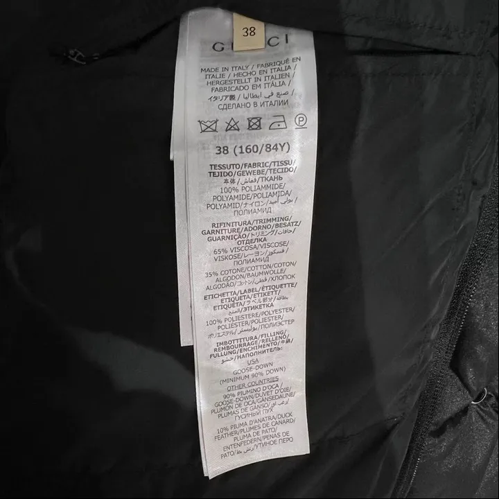 GUCCI 胸元ロゴ ダウンジャケット