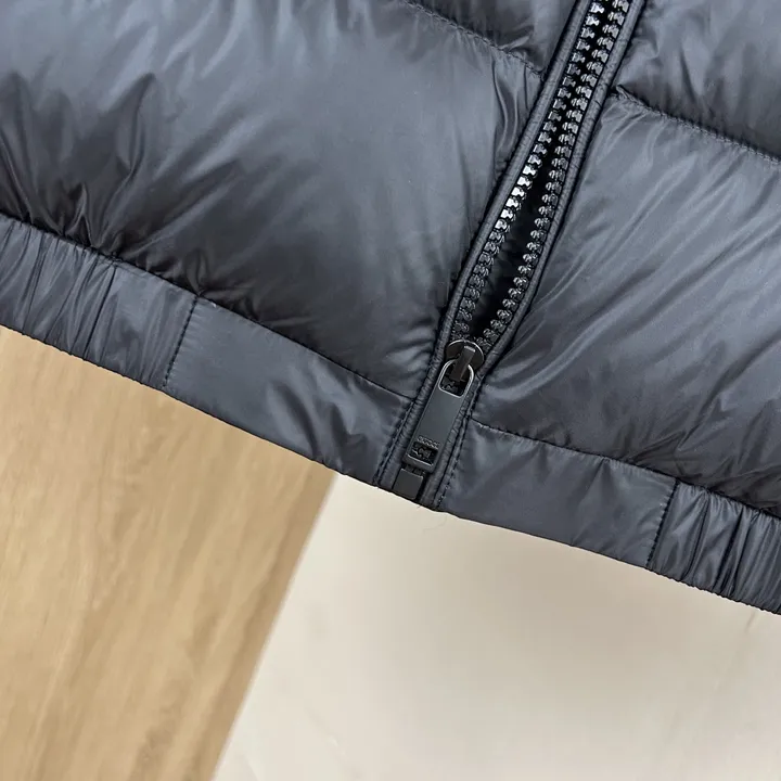 GUCCI ダウンジャケット インターロッキングG