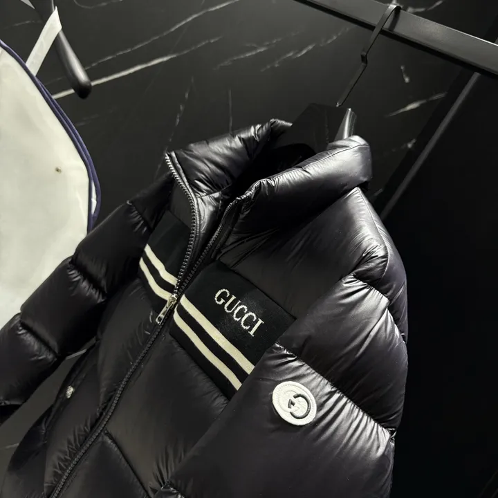 グッチ 袖ロゴ ダウンジャケット