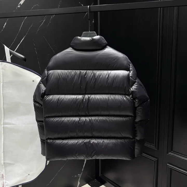 グッチ 袖ロゴ ダウンジャケット