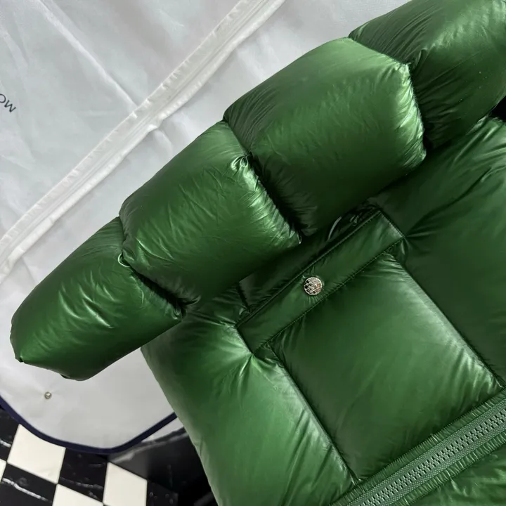 グッチ 袖ロゴ ダウンジャケット