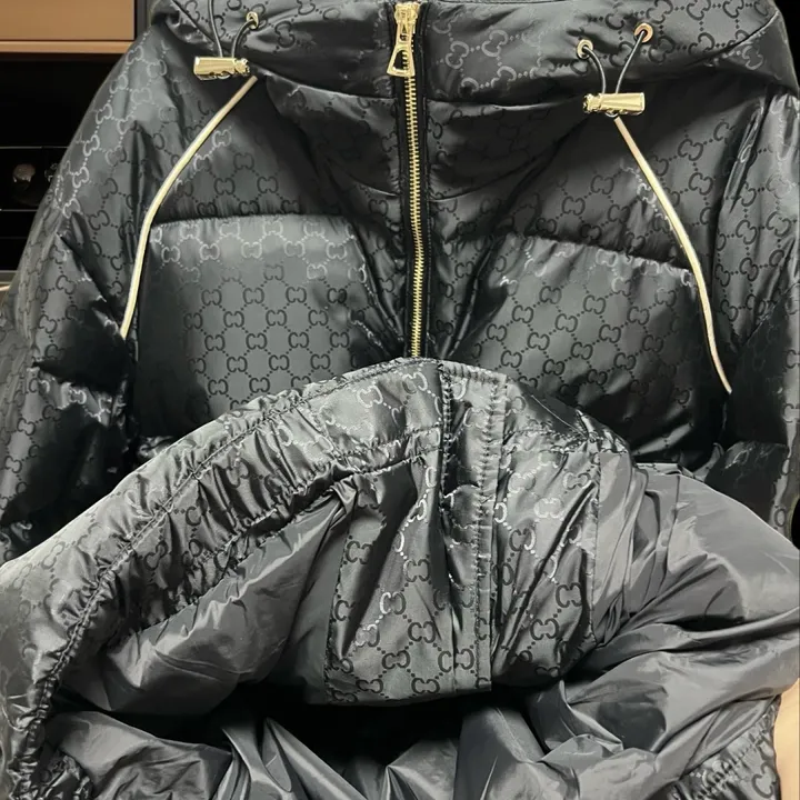 グッチ 袖ロゴパッチ ダウンジャケット