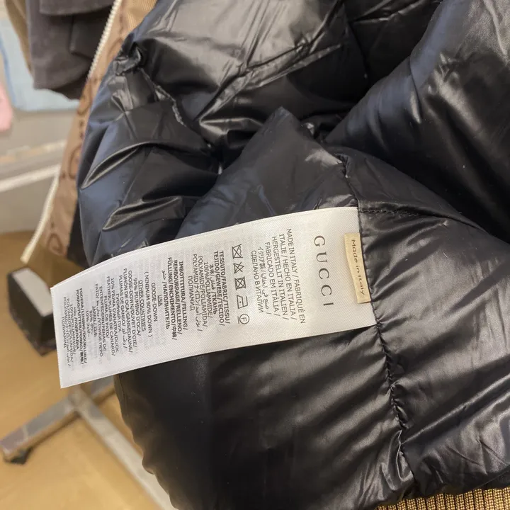 GUCCI ダウンジャケット ストライプ付き