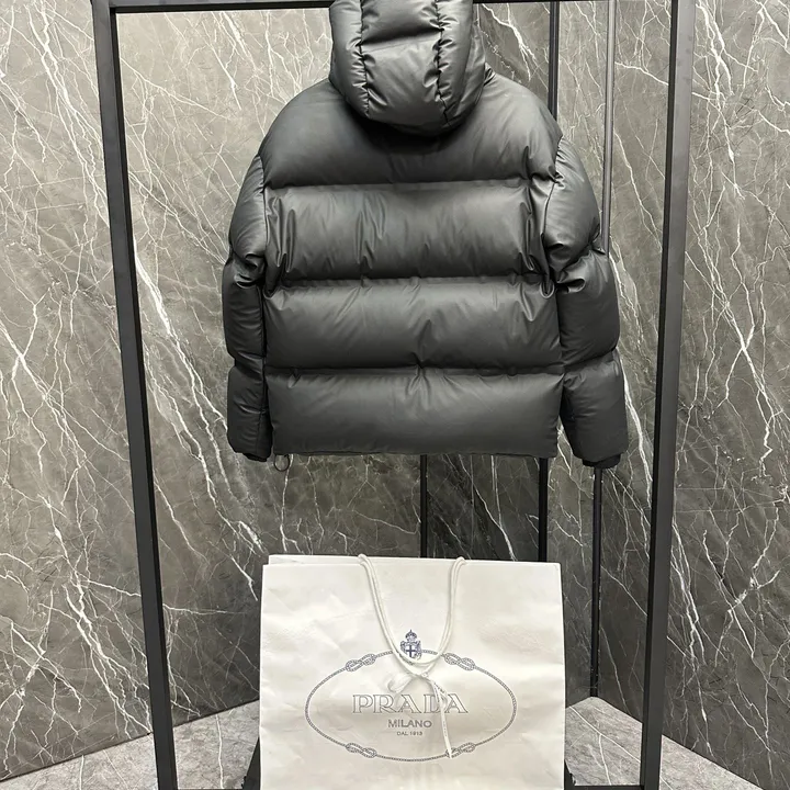 プラダ Re-Nylonダウンジャケット