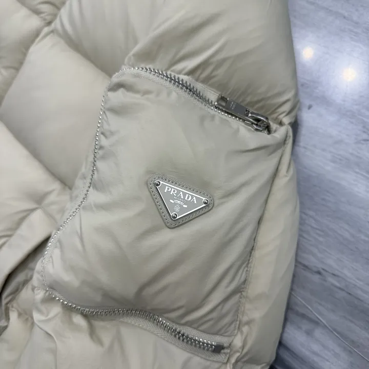 プラダ 防寒 ダウン