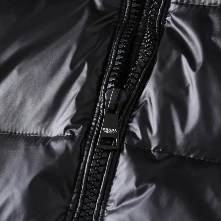 プラダ ダウンジャケット メンズサイズ