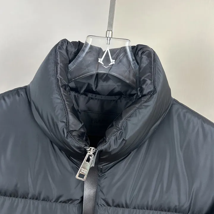 プラダ 三角ロゴ ダウンジャケット