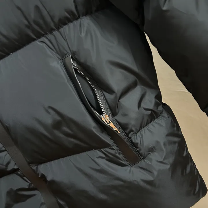 プラダ 短丈 ダウンジャケット