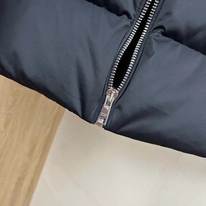 ブラック ﻿PRADA ダウンジャケット