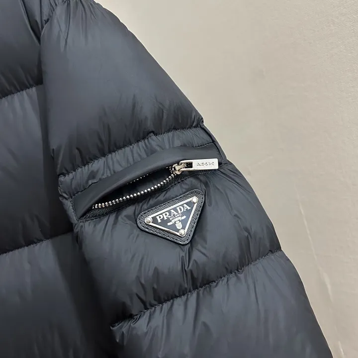 ブラック ダウンジャケット PRADA