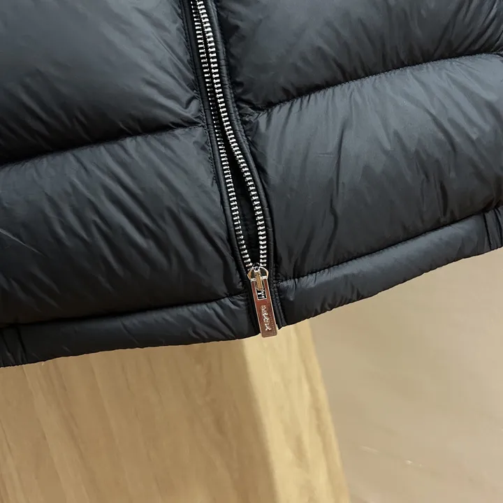 ブラック ダウンジャケット PRADA