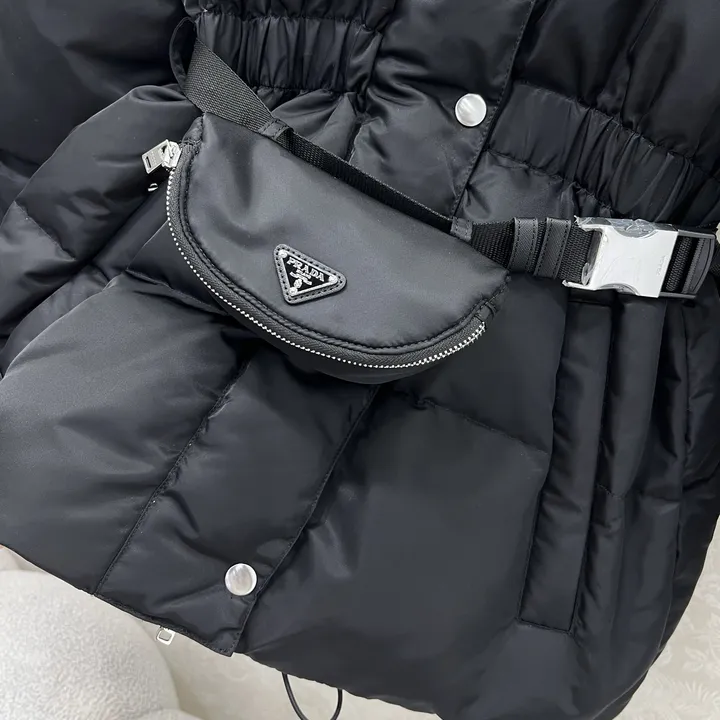 PRADA フード付き ダウンジャケット レディース