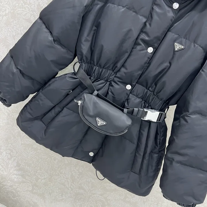 プラダ ウエストベルト付き ダウンコート