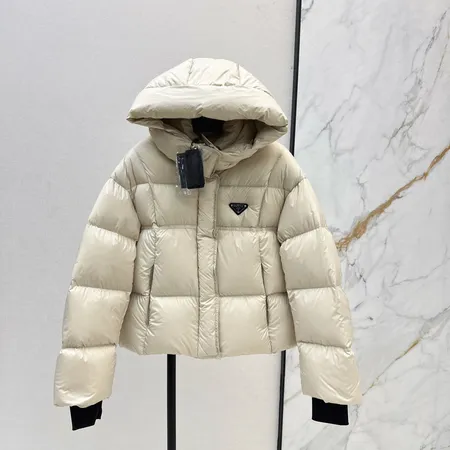 プラダ Re-Nylon ダウンジャケット