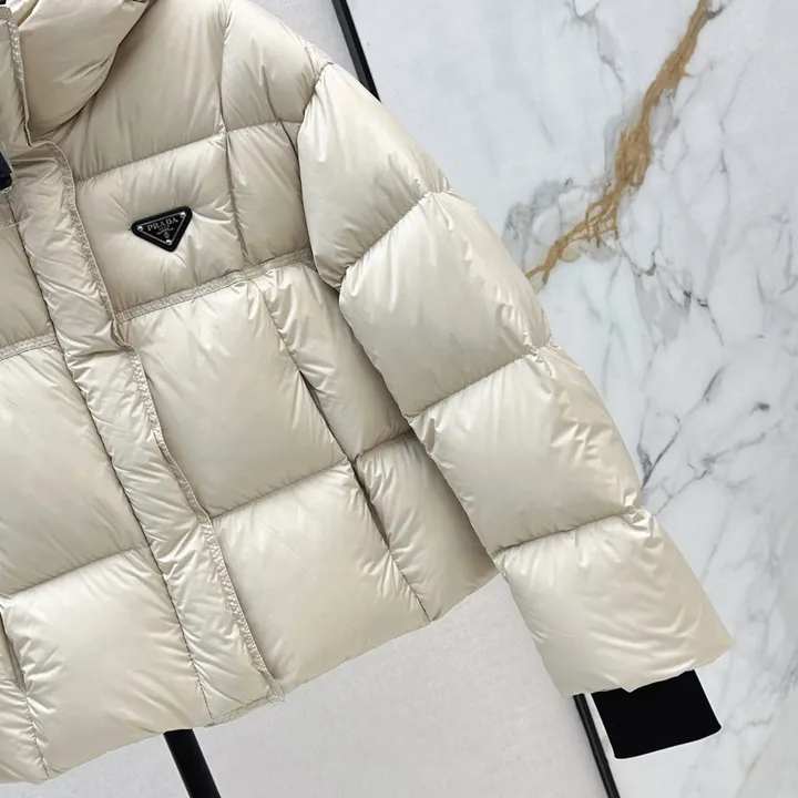 プラダ ホワイト ダウン レディース