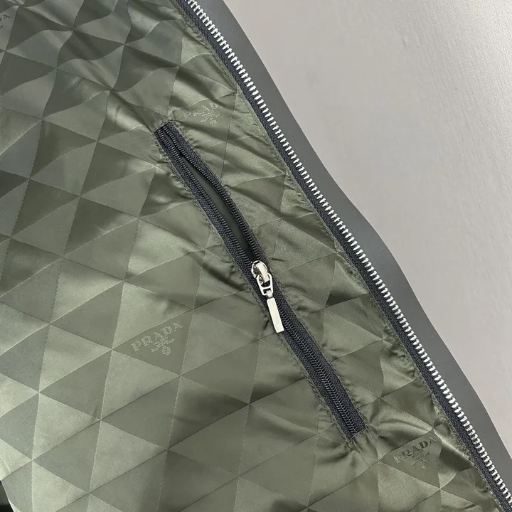 Prada Re-Nylon ダウンジャケット