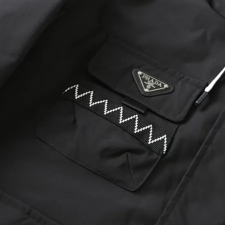プラダ 立ち襟 ダウンジャケット