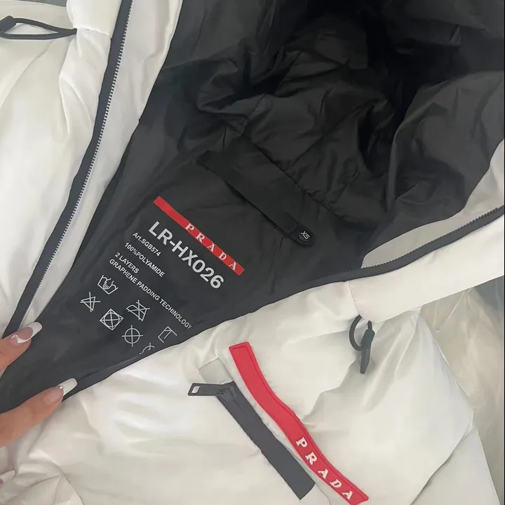 プラダ 軽量 ダウンジャケット