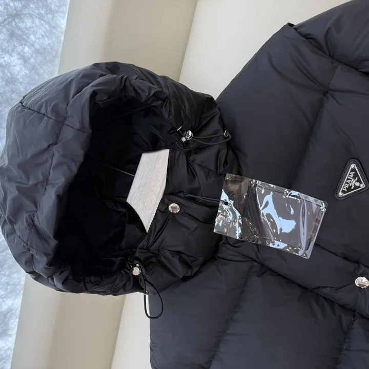 プラダ 女性 ダウンジャケット