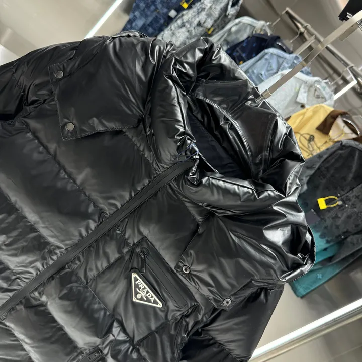 プラダ Re-Nylon ダウンジャケット