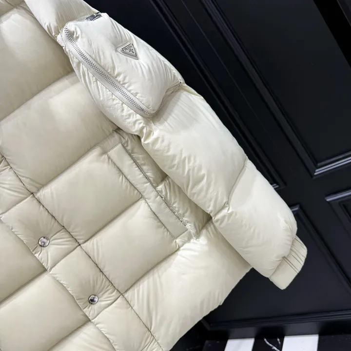 プラダ Re-nylon ショートダウン