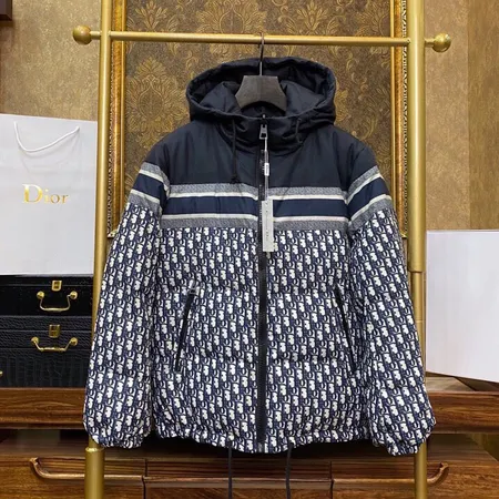 ディオール リバーシブル クロップド ダウンジャケット
