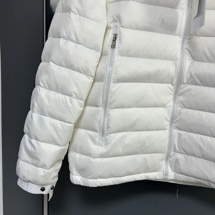 モンクレール 軽量 ダウンジャケット