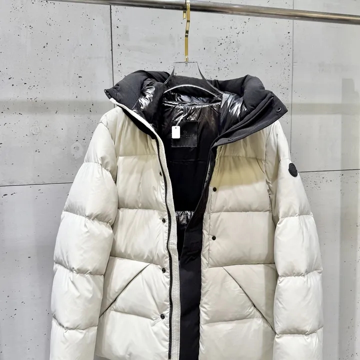 MONCLER フロントロゴ ダウンジャケット