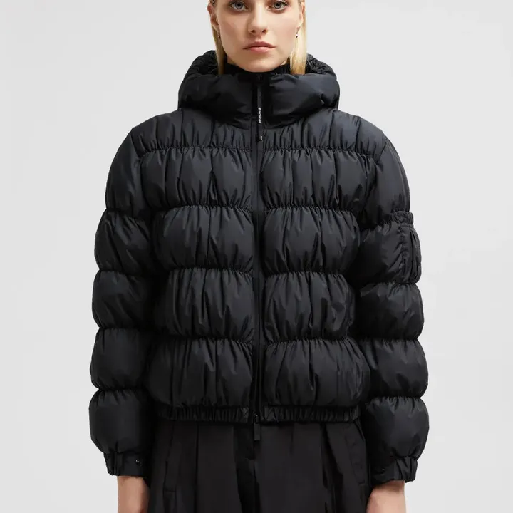 MONCLER 女性 ショートダウン