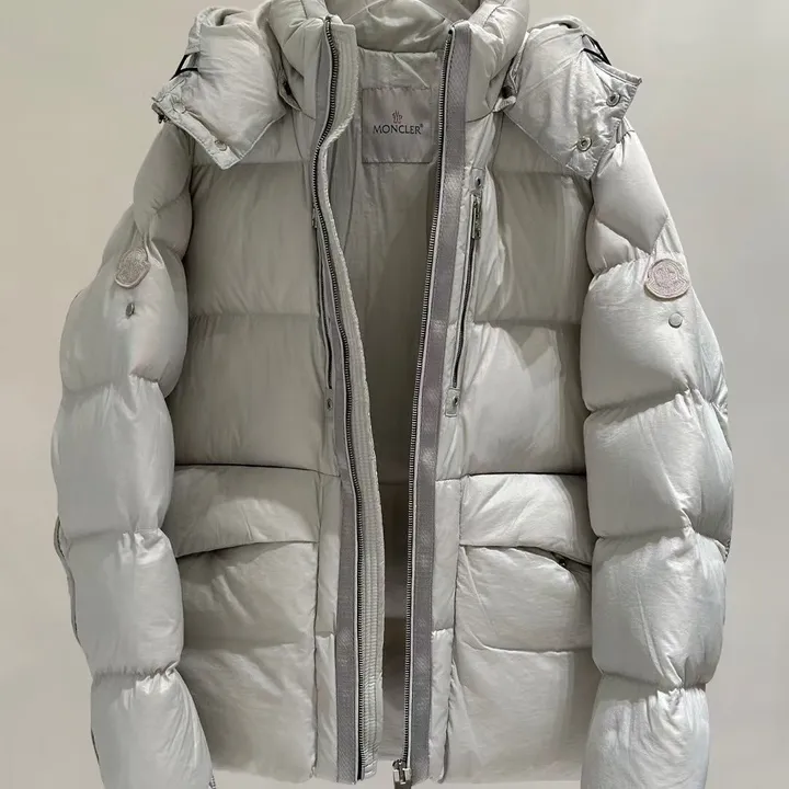 モンクレール 光沢ナイロン ダウンジャケット