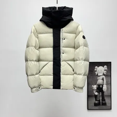 MONCLER Madeira Short Down Jacket