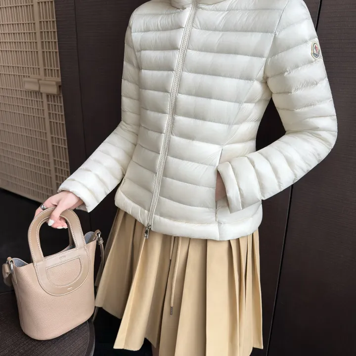 MONCLER 白 ダウンジャケットフード付き