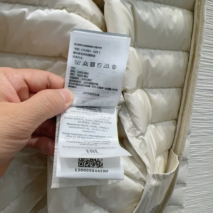 MONCLER 白 ダウンジャケットフード付き