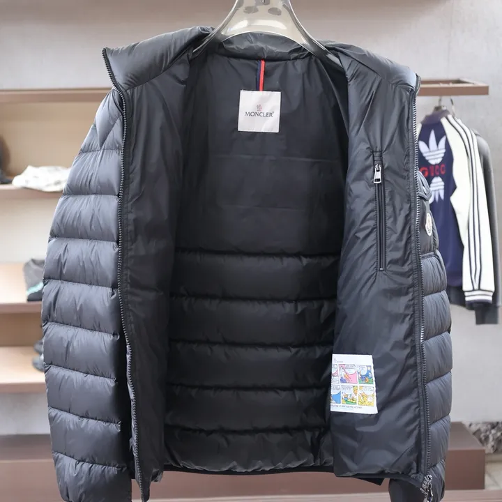 MONCLERネイビー ダウンジャケット