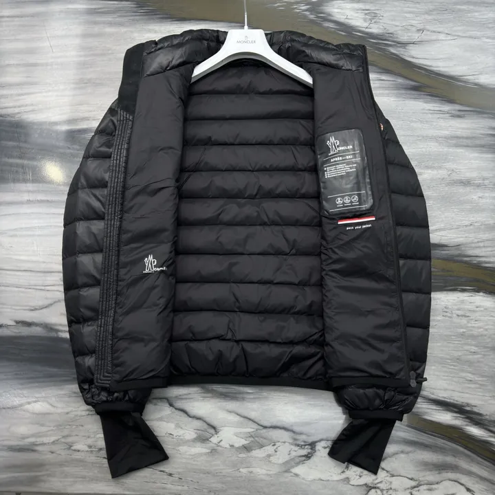 MONCLER フルジップアウター