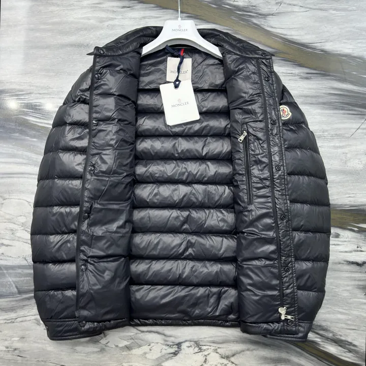 MONCLER 軽量ナイロ ダウンジャケット
