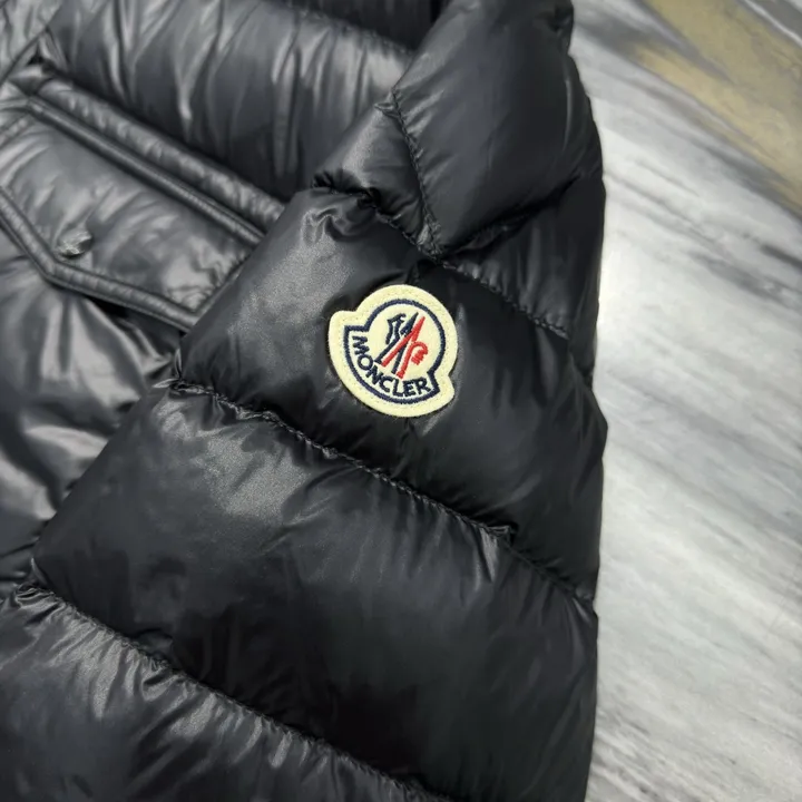 MONCLER ブラック ライトダウン