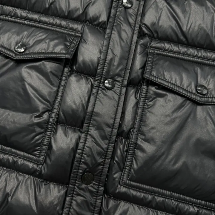 MONCLER ブラック ライトダウン