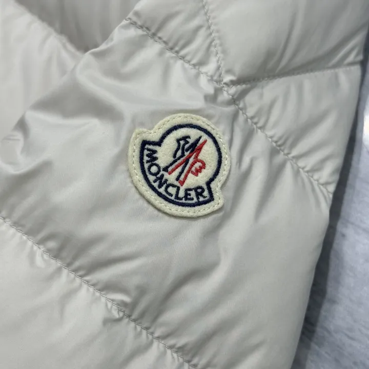 MONCLER スタンドカラーダウンジャケット ホワイト