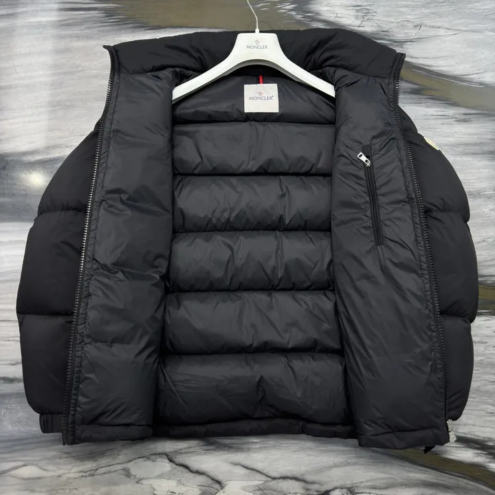 モンクレール フード付きダウン