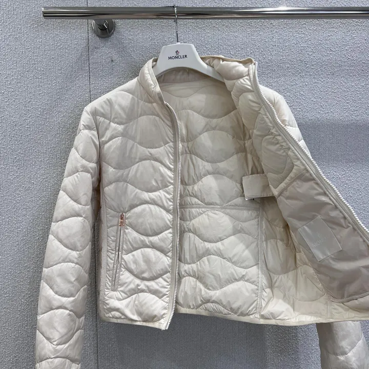 モンクレールショートダウンジャケットホワイト