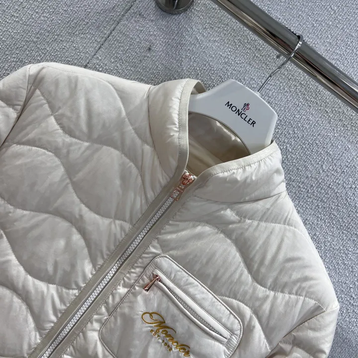 モンクレール 刺繍ロゴ ダウン ジャケット