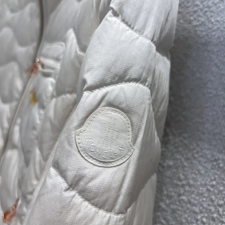 モンクレール ダウンジャケット 軽量 保温