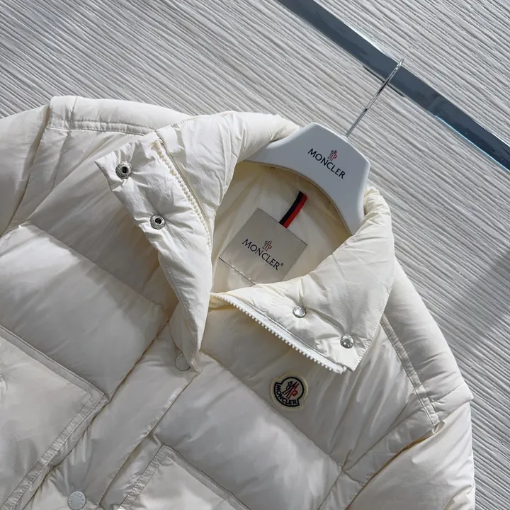 MONCLER ホワイト ダウンジャケット