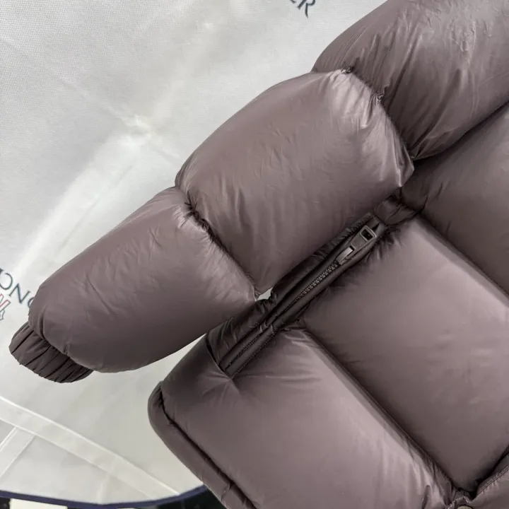 モンクレール ダウンベスト