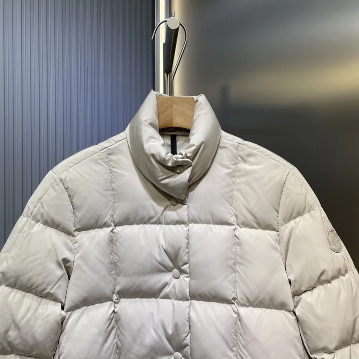 モンクレール ダウンジャケット 偽物