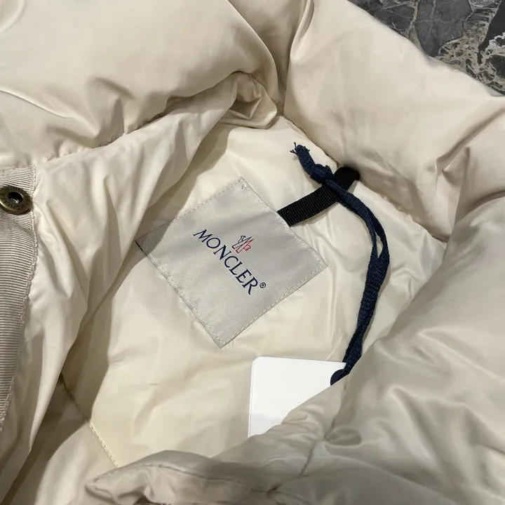 モンクレール ダウンジャケット 偽物