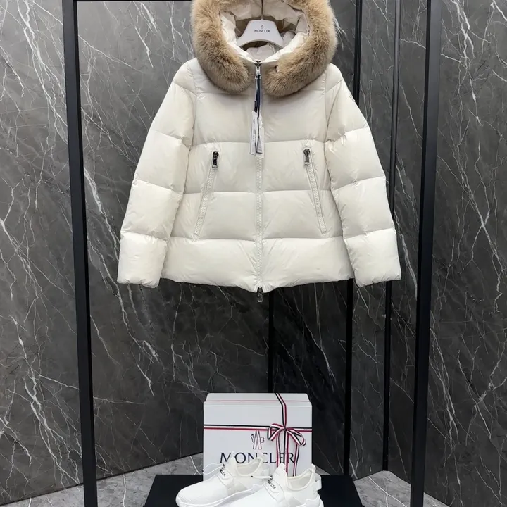 モンクレール ダウンジャケット 女性 おしゃれ