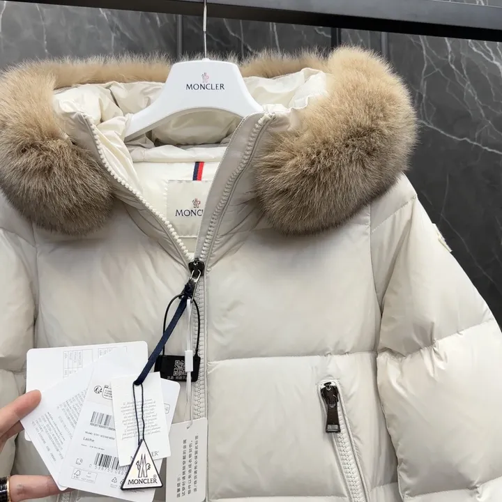 女性 おしゃれ 冬 服 MONCLER