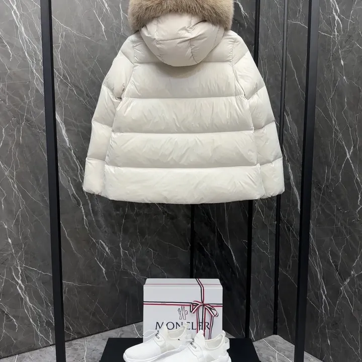 女性 おしゃれ 冬 服 MONCLER